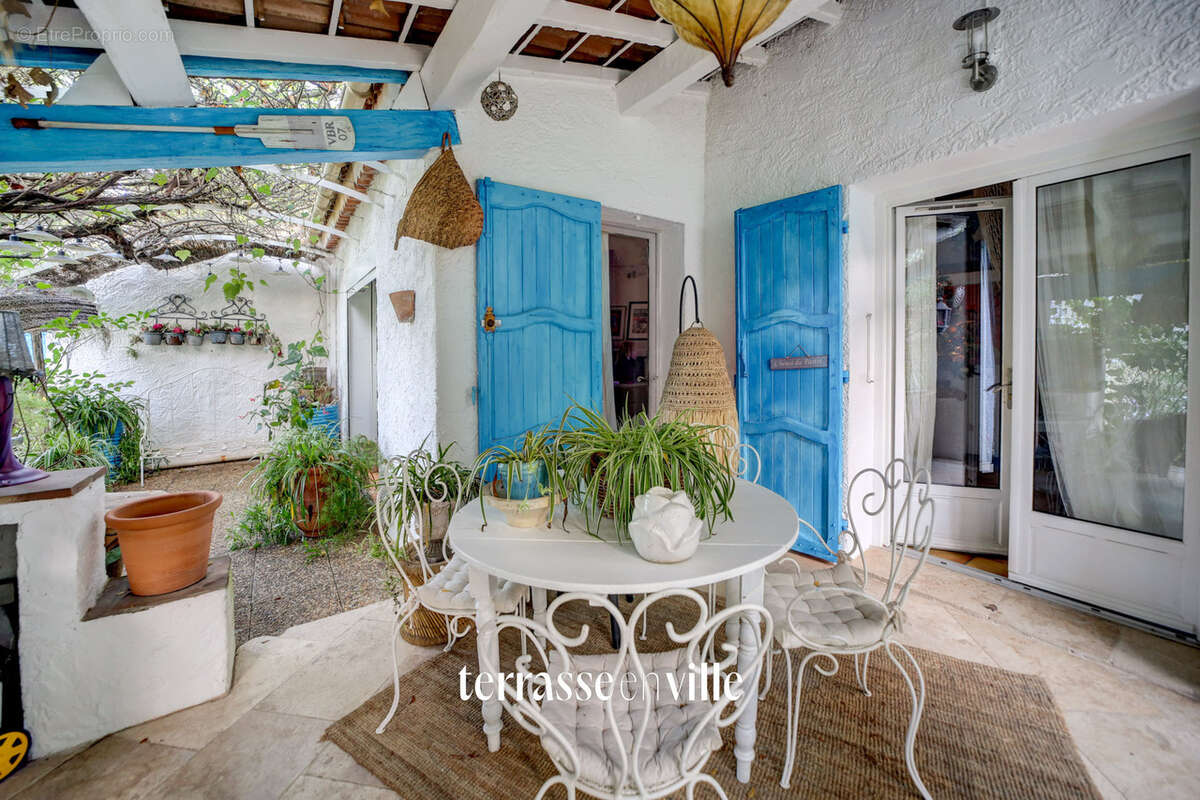 Maison à CEYRESTE