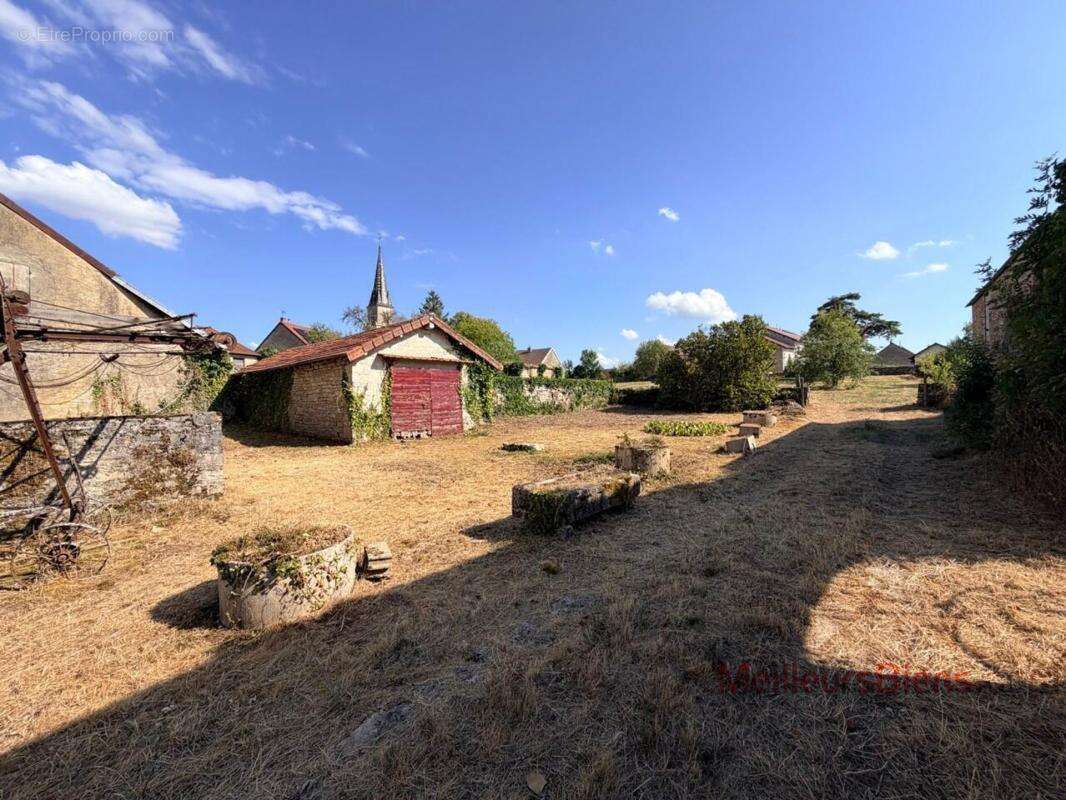Ferme 122 m² à réhabiliter à Vevy avec terrain de 2 709 m² et dépendances - photo 3