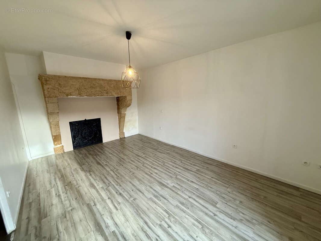 Maison à VIVIERS-SUR-CHIERS