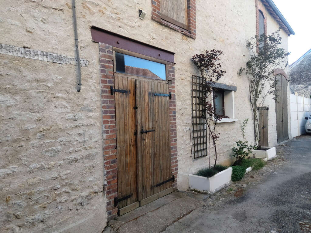 Coup de cœur à proximité de Puiseaux   Ancien corps de ferme entièrement rénové, alliant authenticité, beaux v - photo 5