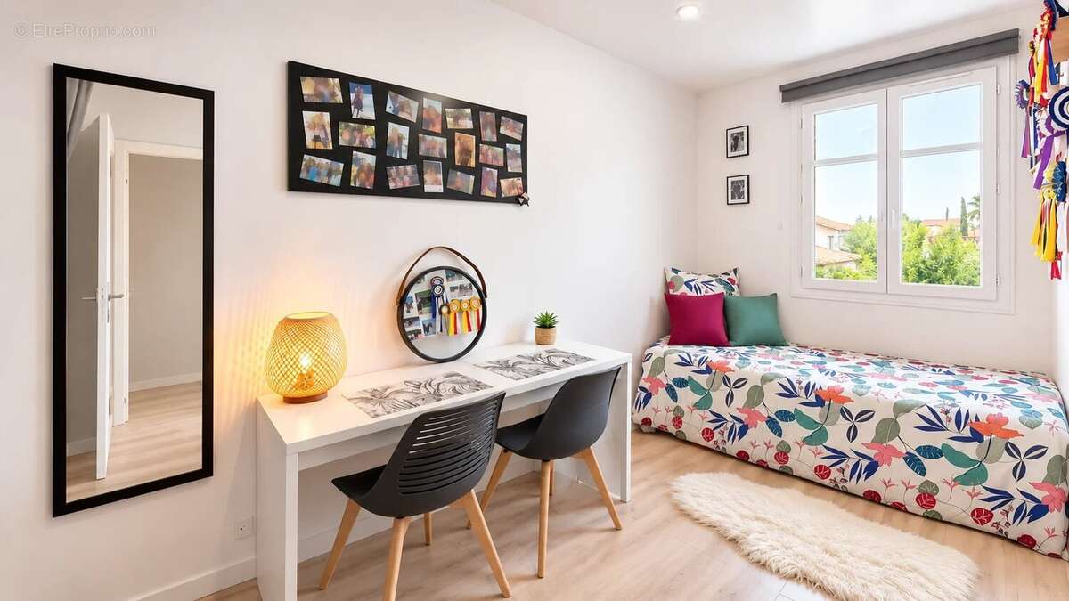 HYÈRES, PROCHE DE LA GARE – Maison avec 3 chambres, jardin, garage et stationnement - photo 12