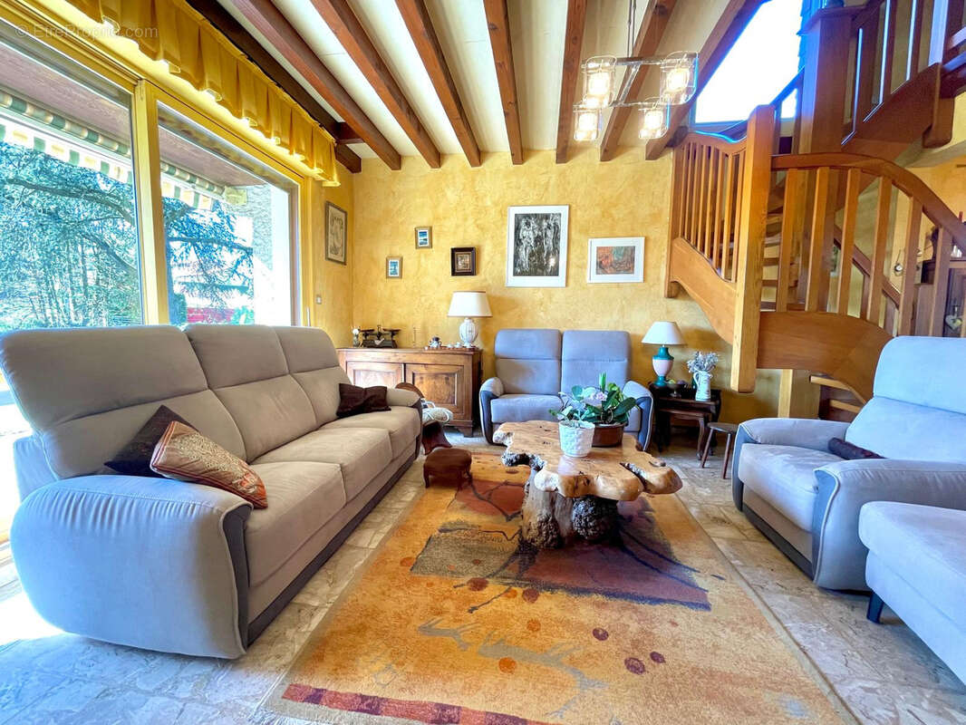 Maison à COMMELLE-VERNAY