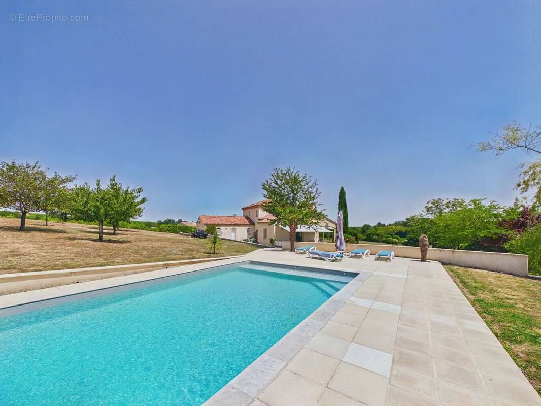 Superbe Villa Contemporaine avec Piscine, Vue Panoramique et Excellente Performance Énergétique - photo 2