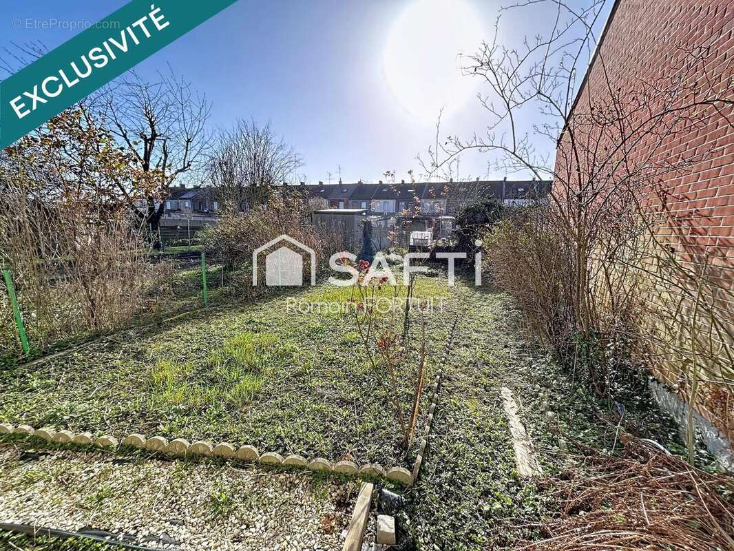 Photo 3 - Parking à RAISMES