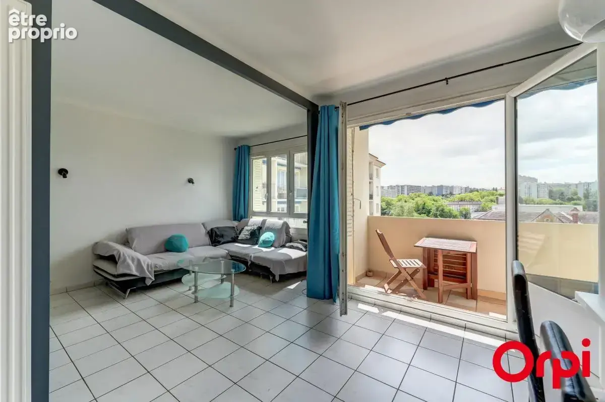 CALUIRE CENTRE BOURG - T3 de 79 m² avec vue dégagée - photo 4