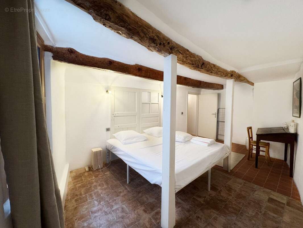 Chambre 1 - Appartement à SAINT-JULIEN-DU-VERDON