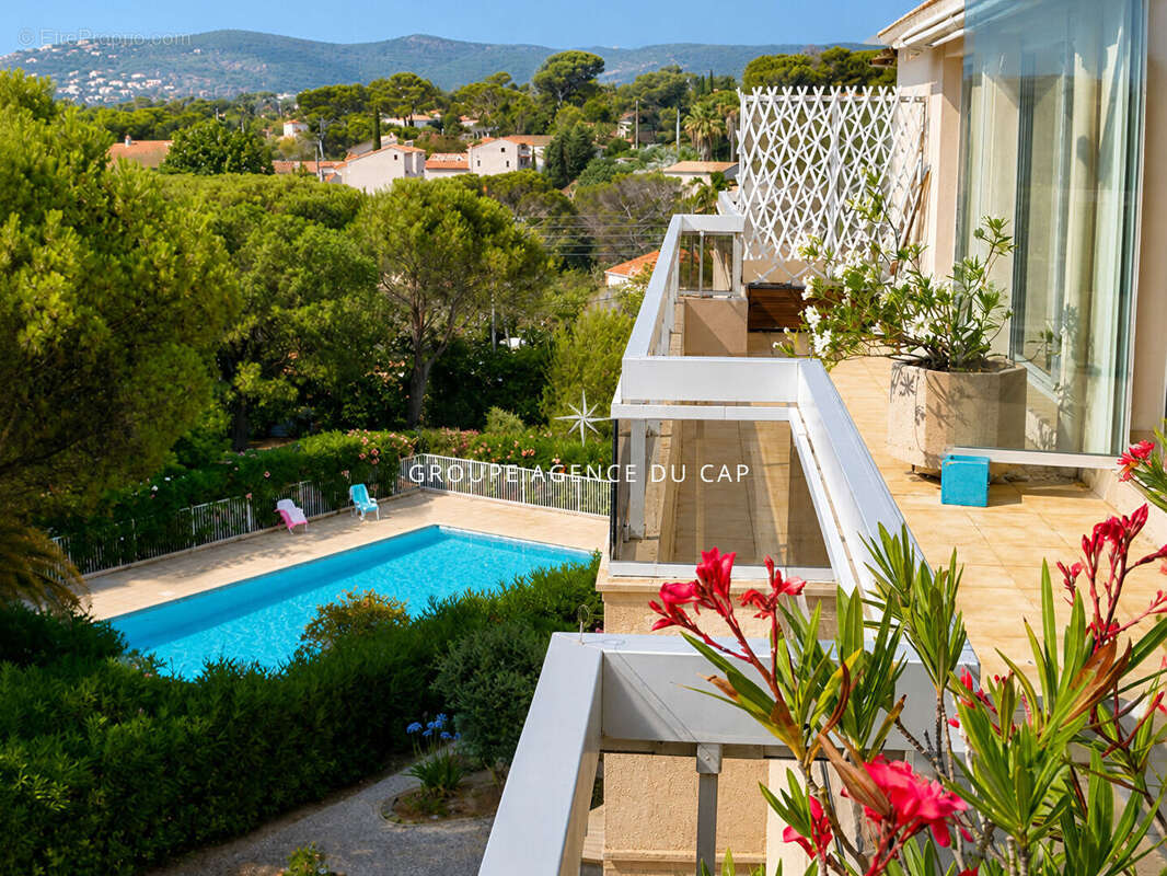 A vendre appartement dans residence securisee avec piscine 3 pieces 2 chambres terrasse sur le toit et veranda cave parking et p - photo 3