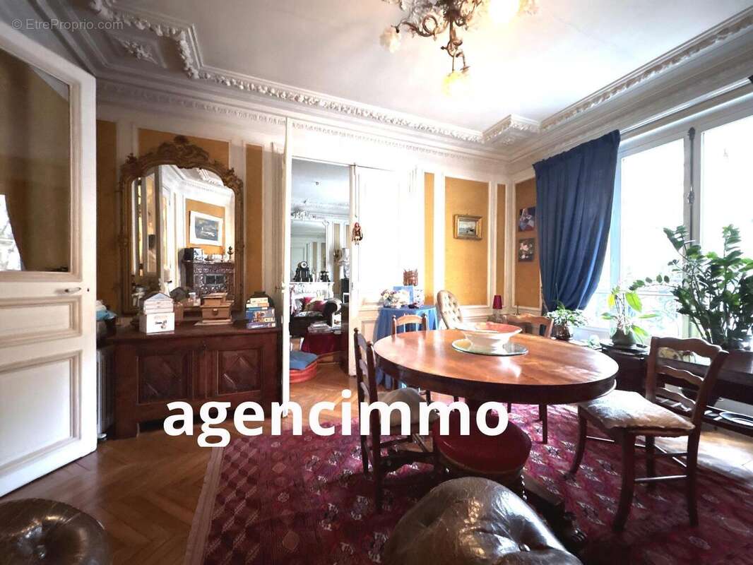 Salon salle à manger - Appartement à PARIS-18E