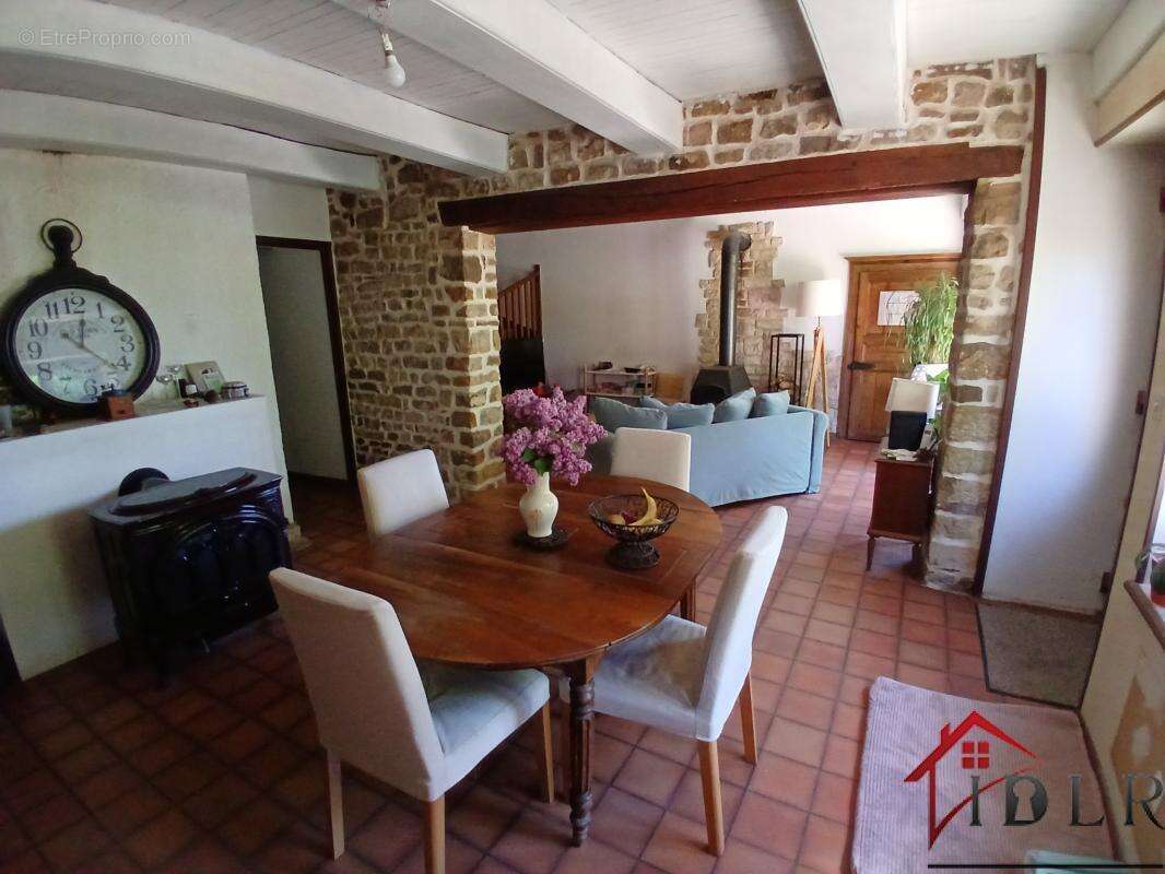 Maison à MONTCHARVOT