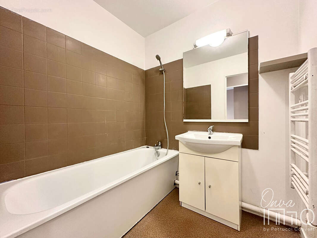 Charpennes -  Spacieux T3 de 70m² avec balcon, cave et stationnements - photo 7