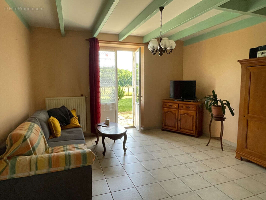 Propriété avec 2 maisons rénovées, une maison à rénover et grandes dépendances - photo 7