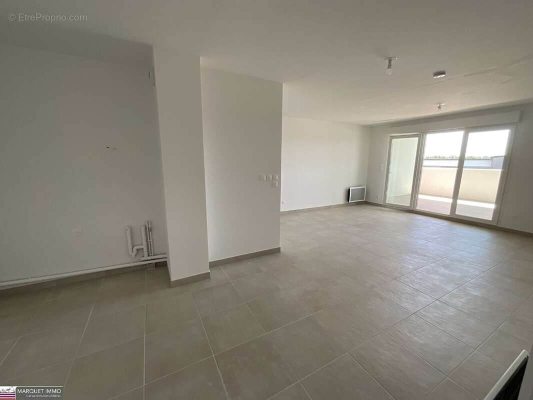 APT T4 offrant 91 m² avec terrasse 13 et 7 m² et parking au 4° étage avec ascenseur... - photo 3