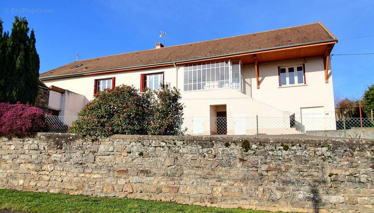 Maison à SAINT-CLEMENT-SUR-GUYE