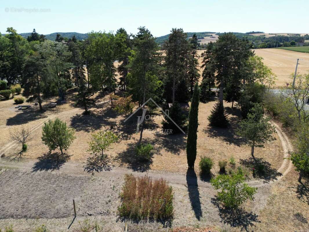 Maison quatre chambres, dépendances et terrain - photo 33