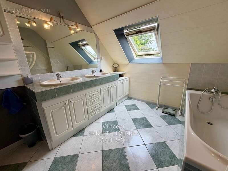 Maison familiale de 146 m² à Tiercé – 5 chambres, jardin sans vis-à-vis, Centre ville et gare à pied - photo 10
