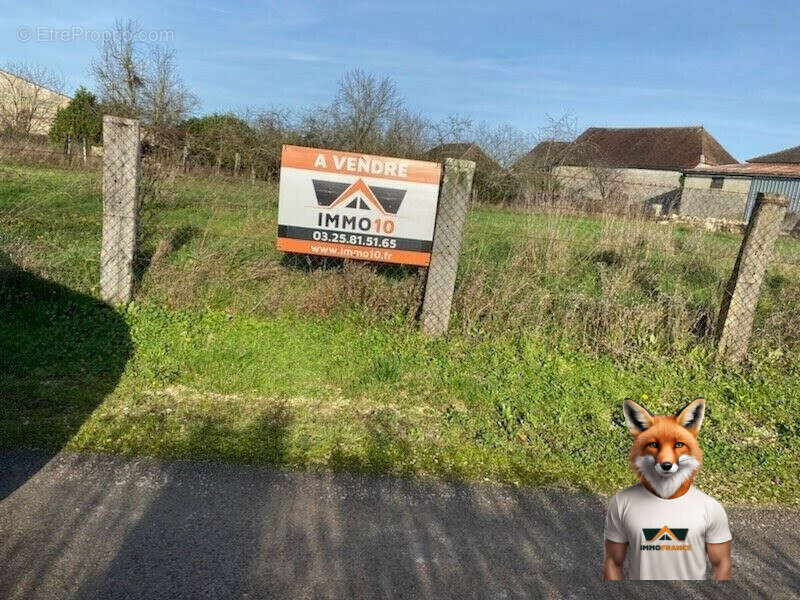 Terrain à LA VILLENEUVE-AU-CHENE