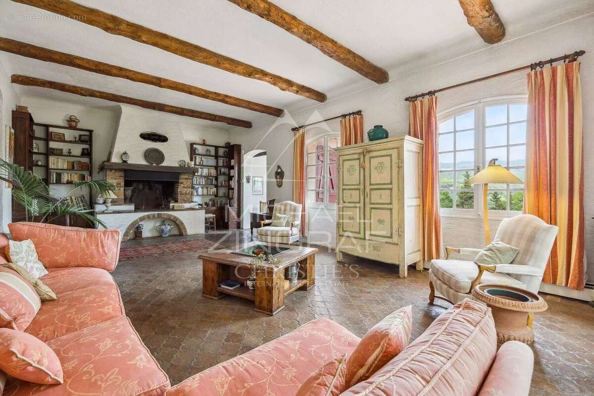 Propriété d'exception avec forêt, parc , tennis et vue dégagée. - photo 5