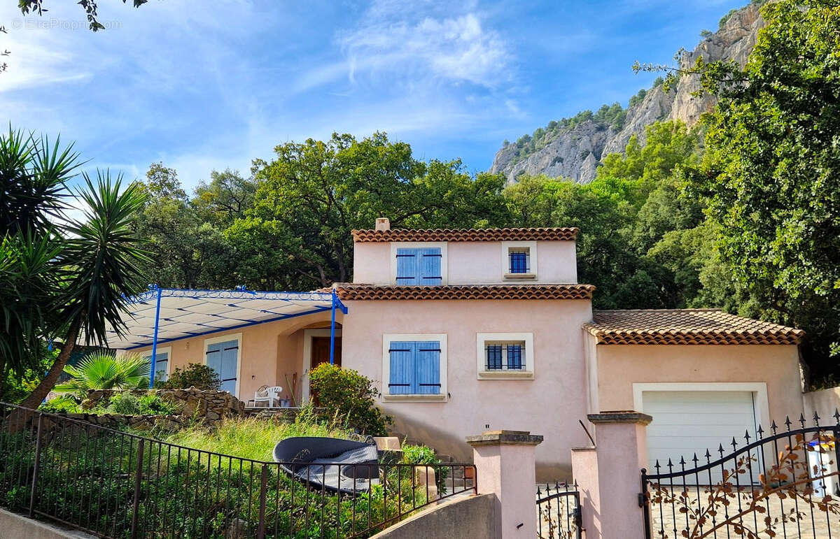 Maison à LE REVEST-LES-EAUX