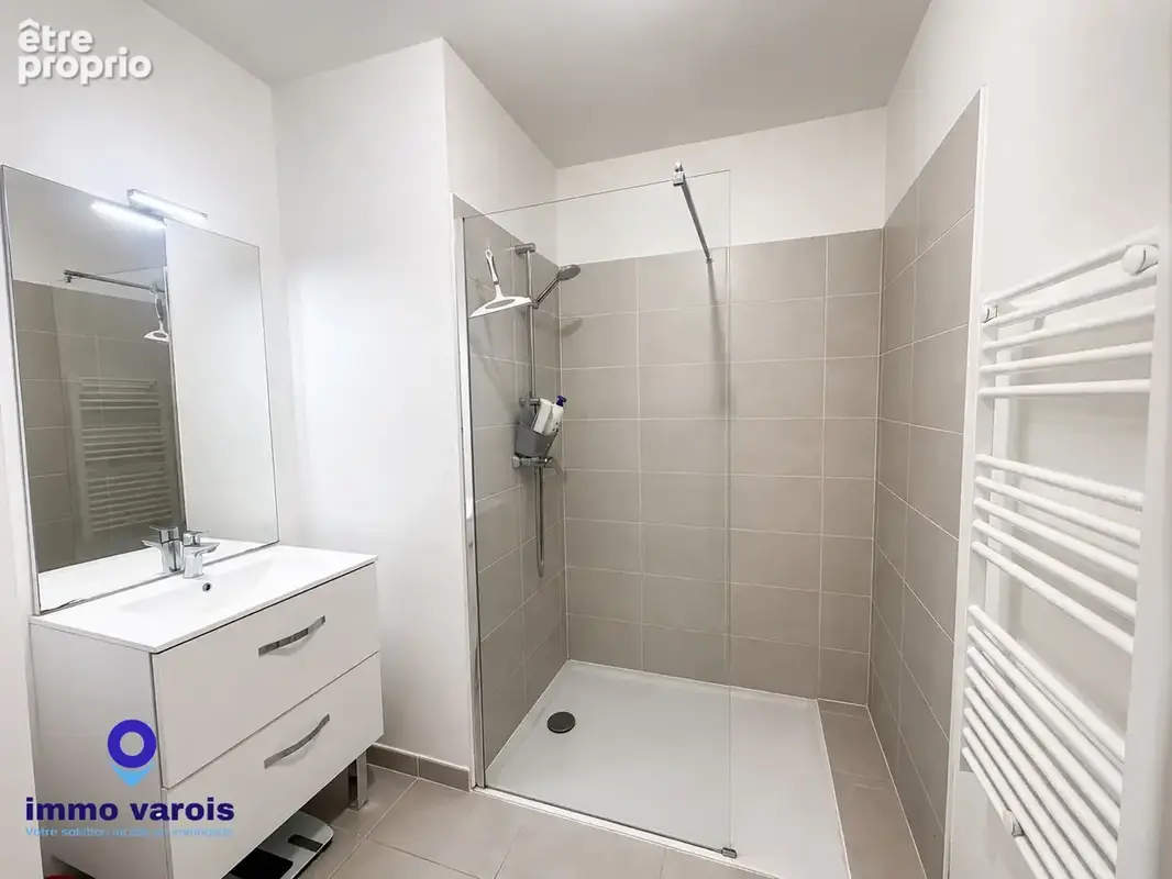 PIERREFEU DU VAR RARE A LA VENTE Bel appartement récent T2 avec terrasse, jardin et 2 parkings - photo 5