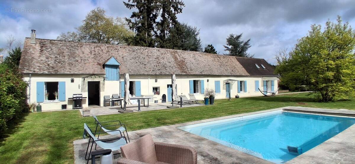Vue extérieure de la longère  charme et tranquillité, à 1h de Paris, accès A13 rapide - Maison à CAILLY-SUR-EURE