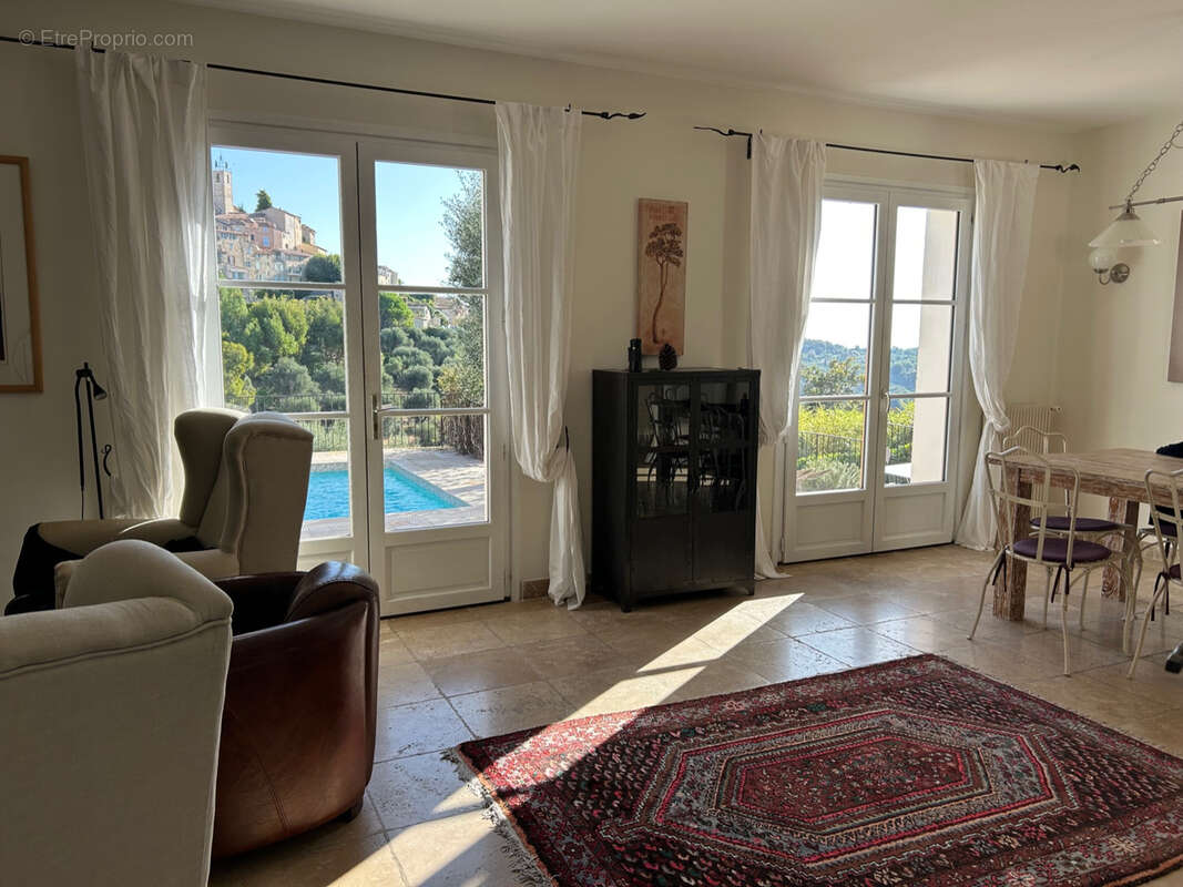 Maison à CHATEAUNEUF-GRASSE