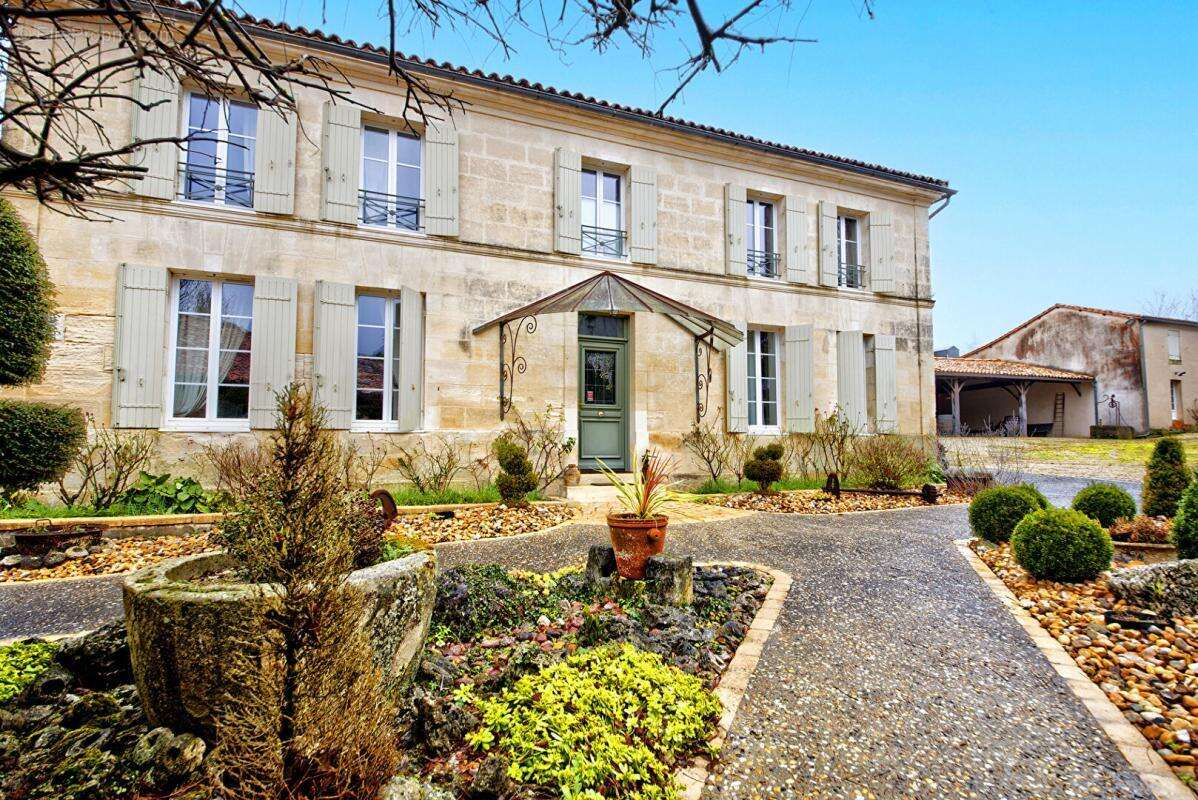 À vendre  Moulin classé du XVI siècle avec chambres d'hôtes et gîte en Charente-Maritime - photo 8