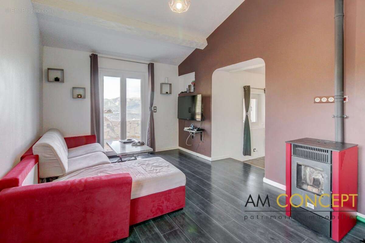 Maison à CHATEAUNEUF-VILLEVIEILLE