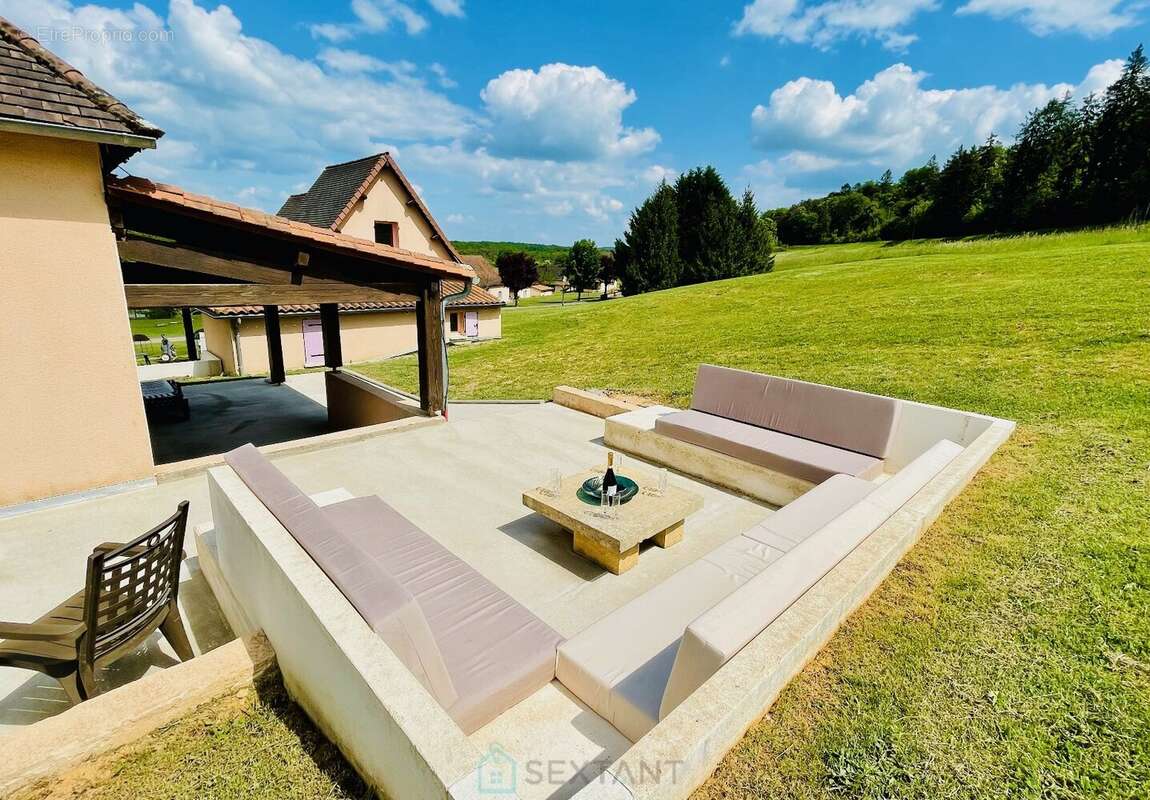 Somptueux domaine de 27 hectares dédié à l'événementiel, offrant un bâti immobilier d'environ 1800m² avec piscines et 5 étangs a - photo 15