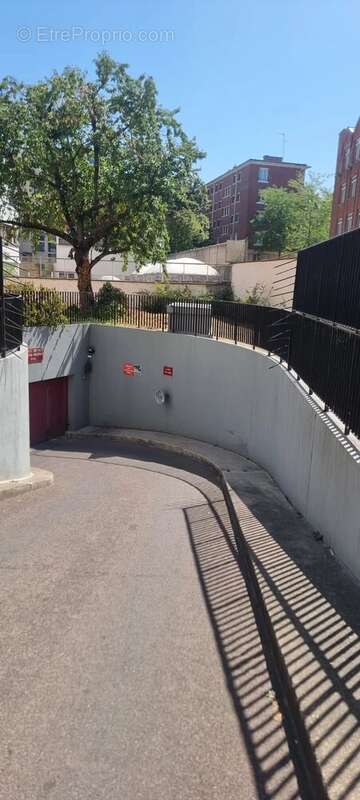 A vendre parking - 11 cronstadt - 1ier sous-sol - photo 2