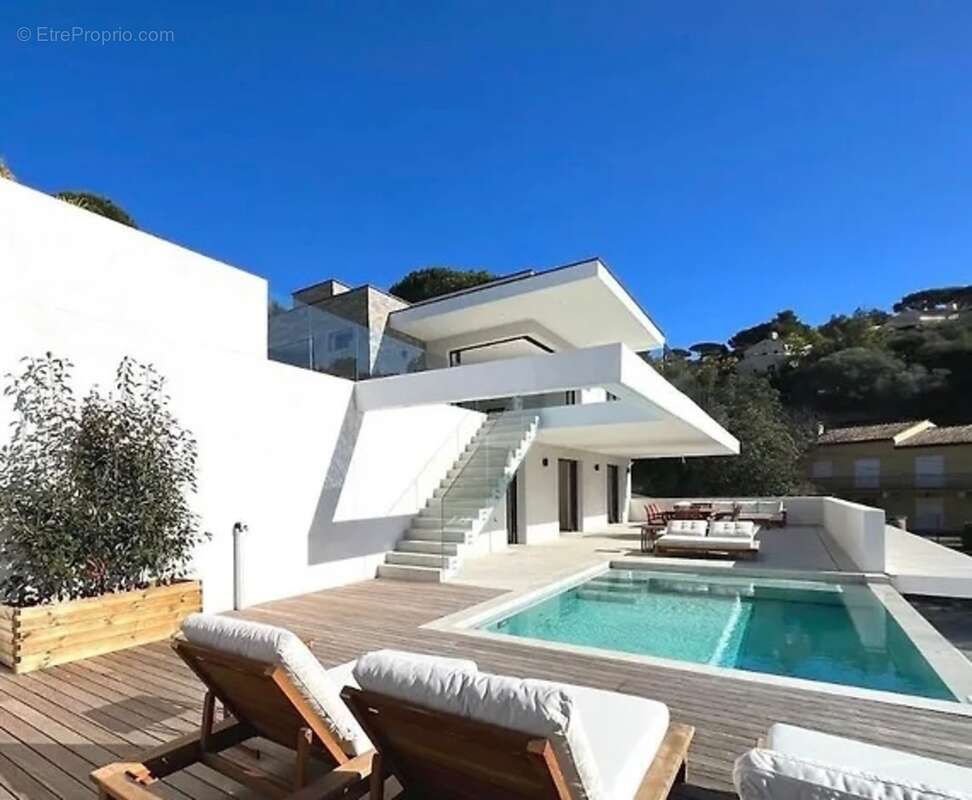 Dpt Var (83), à vendre SAINTE MAXIME maison P6 de 280 m² - Terrain de 1637 m² - photo 4