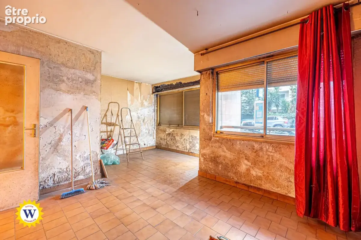 Grand studio à rénover – Beau potentiel de transformation - photo 4