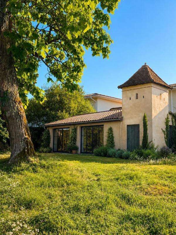 Découvrez le potentiel de cette ancienne maison de 45 m² à rénover, idéalement située en hyper centre de Fargues-Saint-Hilaire ! - photo 2