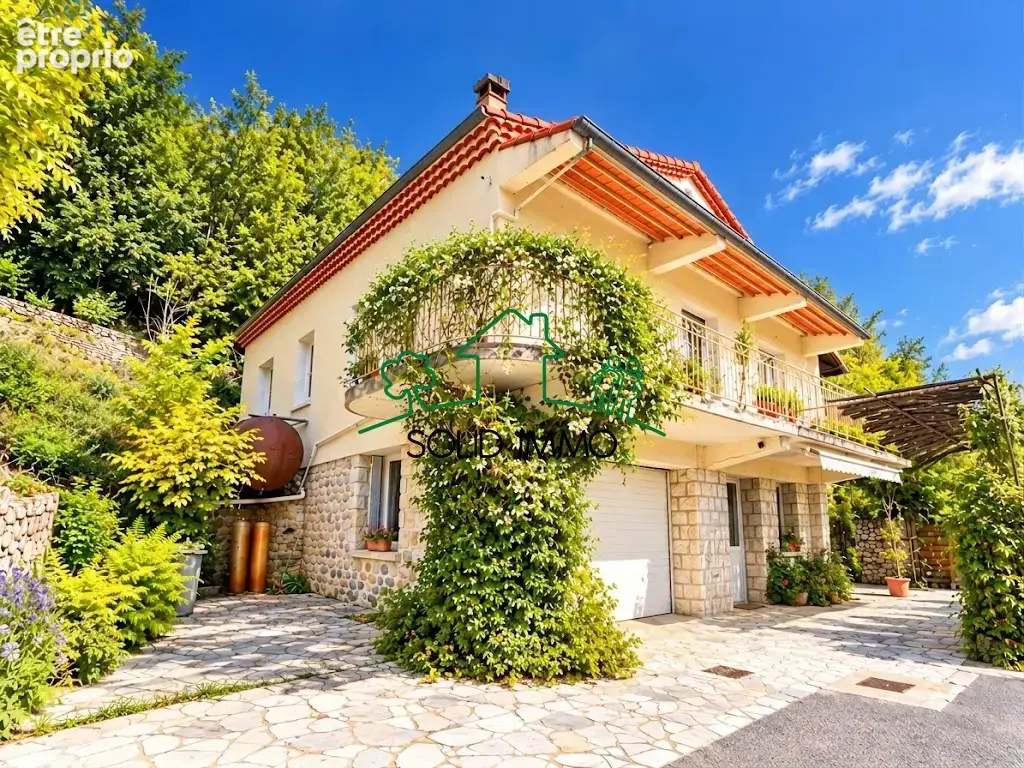 Maison spacieuse avec jardin, piscine et vue sur village médiéval - photo 1
