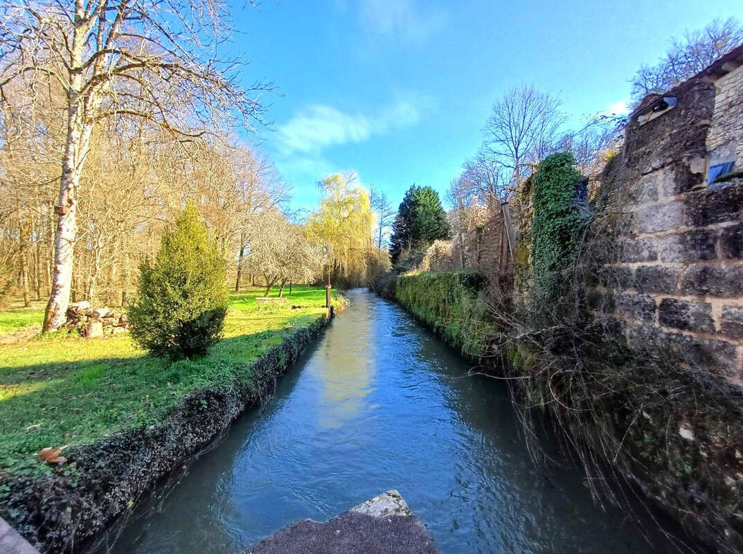 RIVIERE - Maison à CHASSENEUIL-SUR-BONNIEURE