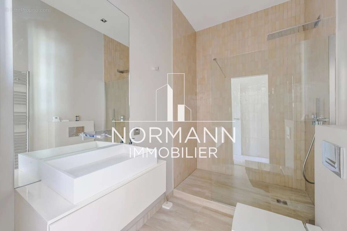 Appartement à PARIS-8E