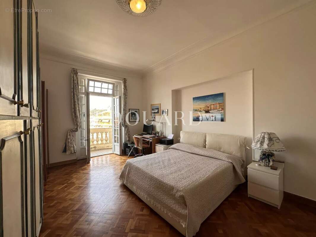 Vaste trois pièces à vendre avec belle vue sur la ville jusqu’à la mer, en plein centre de Menton - photo 6