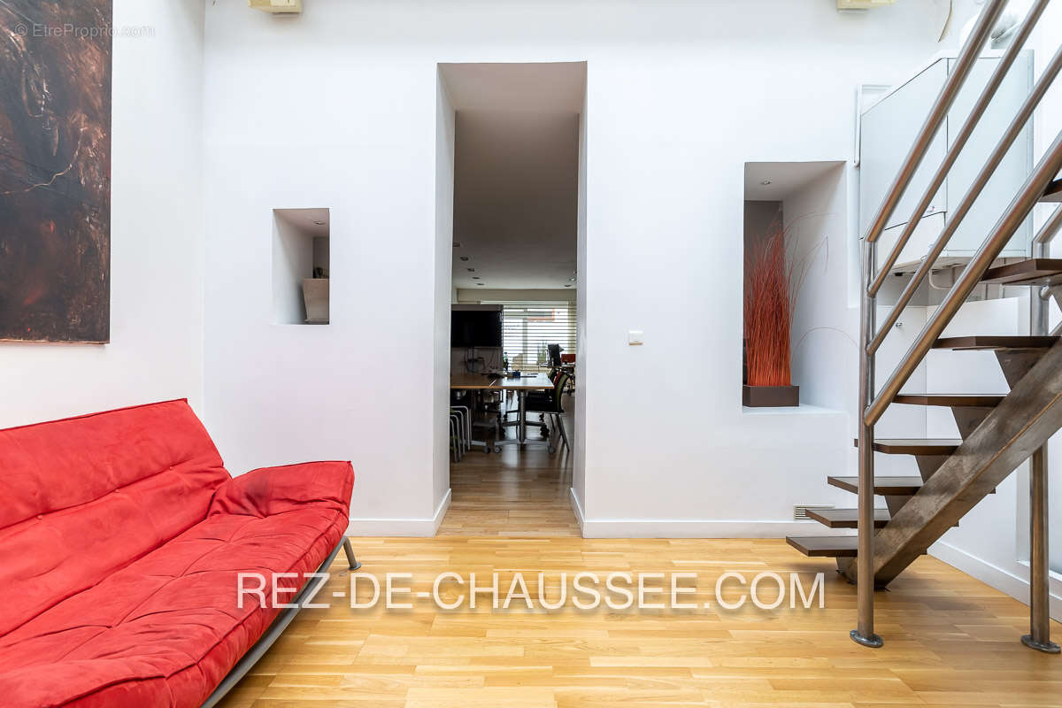 Local commercial avec box - photo 7