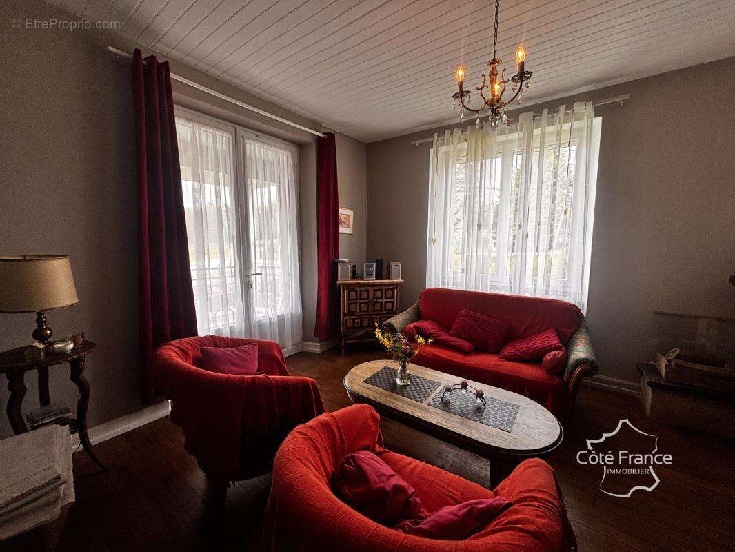 Maison à SAINT-ETIENNE-DE-MAURS