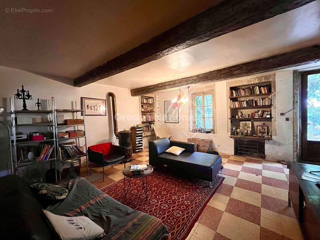 Quartier recherché, mas à rénover+ grange sur 1900 m² de terrain - photo 2