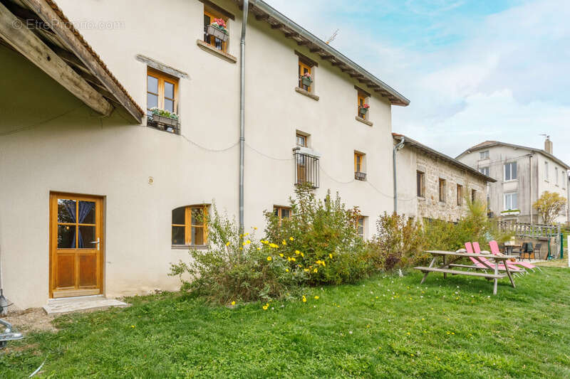  Maison de 310 m² avec gîte – 5 588 m² de terrain – Fraîcheur naturelle et revenus locatifs – Grandrif (63) - photo 2