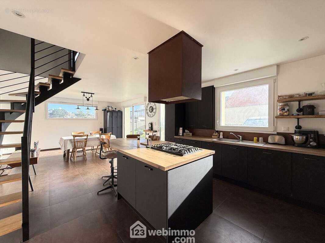 Maison à TREDREZ-LOCQUEMEAU