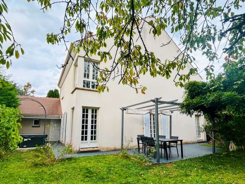 Maison à SAINT-REMY-LES-CHEVREUSE