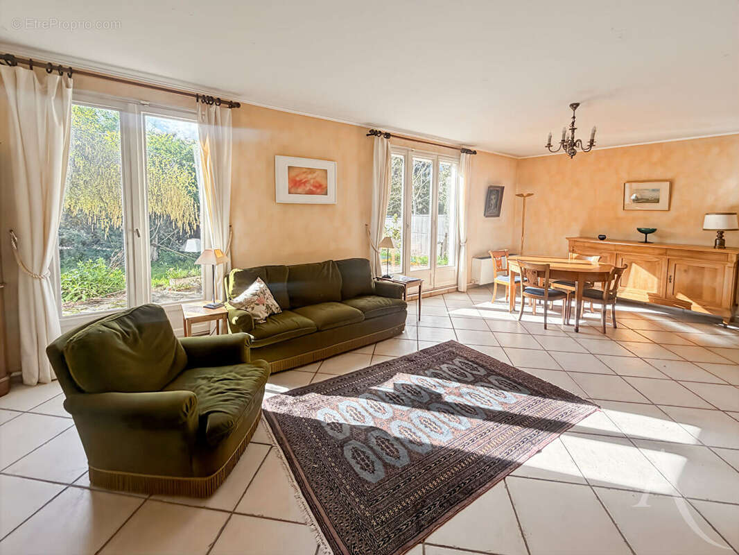 Maison à SAINTE-GENEVIEVE-DES-BOIS