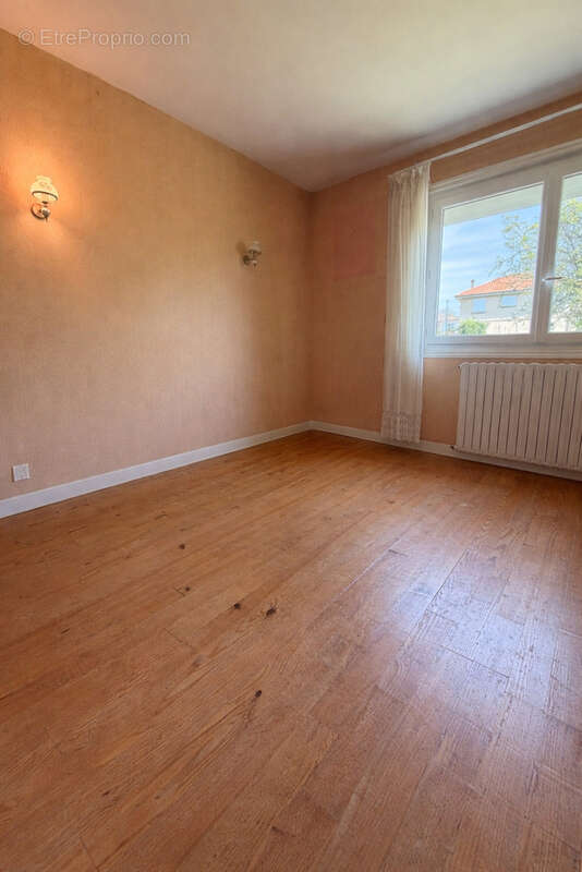 Maison à LA ROCHE-CHALAIS