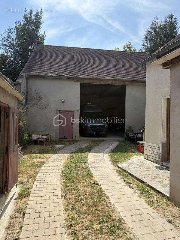 Maison ancienne rénovée composée de ses 4 chambres et de ses multiples dépendances ! - photo 11