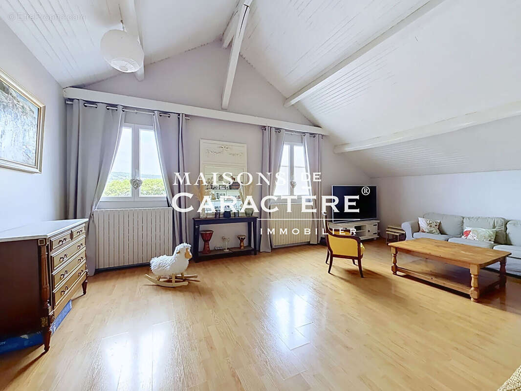 Rare : Maison ancienne atypique & Grange de 100m2 - Vernouillet - photo 6