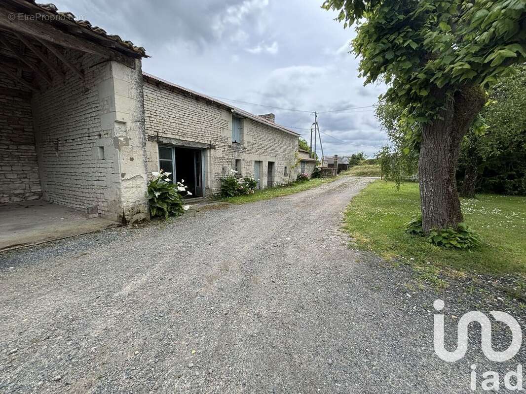 Maison 87 m² à Monts-Sur-Guesnes  - photo 2