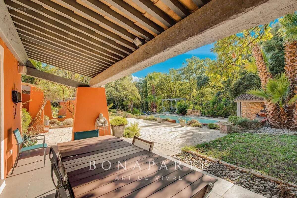 Véritable mas provençal au cœur d'une propriété de plus de 8000m² - photo 11