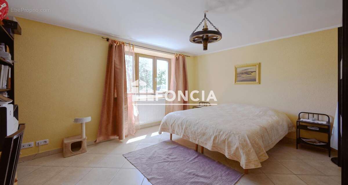  RARE À LA VENTE – Maison de caractère avec fort potentiel – 133 m² habitables – Terrasses, jardin, garage de 60 m² - photo 7