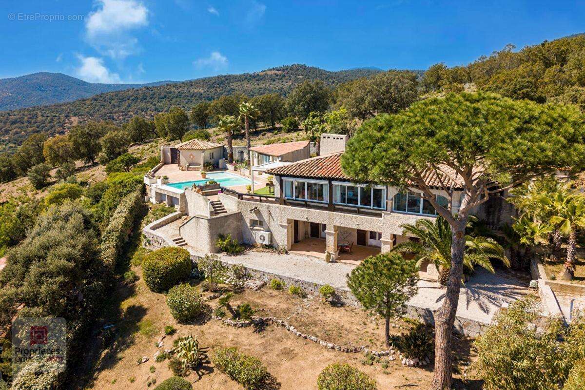 Maison à ROQUEBRUNE-SUR-ARGENS